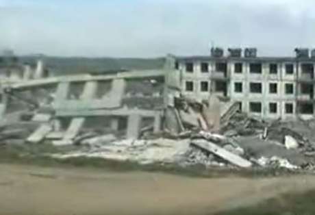 Em seguida, após a detonação, os edifícios aparecem destruídos