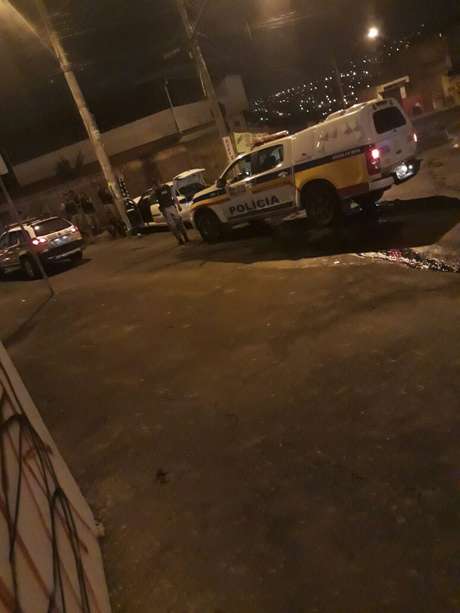 Ocupantes do veículo sendo socorridos pelas equipes de resgate e da polícia Ocupantes do veículo sendo socorridos pelas equipes de resgate e da polícia