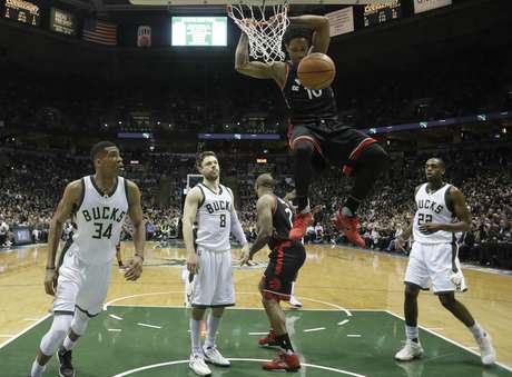 DeMar DeRozan, de los Raptors de Toronto, clava el balón en el sexto partido de la serie de primera ronda de los playoffs de la NBA ante los Bucks de Milwaukee, el jueves 27 de abril de 2017, en Milwaukee