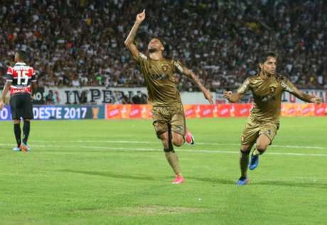 André celebra o seu gol, o segundo do Sport (Foto: Williams Aguiar/Sport)