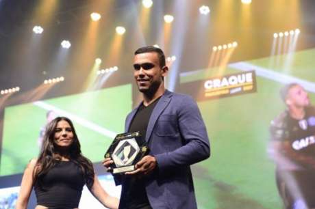 Pottker subiu ao palco cinco vezes: recebeu quatro prêmios e a taça de vice-campeão (foto: Renato Pizzutto/FPF) Pottker subiu ao palco cinco vezes: recebeu quatro prêmios e a taça de vice-campeão (foto: Renato Pizzutto/FPF)