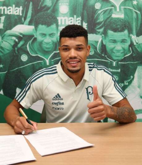 Juninho assinando seu contrato com o Palmeiras (Foto: Cesar Greco/Palmeiras) Juninho assinando seu contrato com o Palmeiras (Foto: Cesar Greco/Palmeiras)