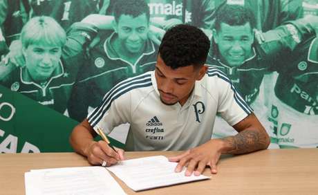 Juninho assinou contrato na noite de terça-feira (Foto: Cesar Greco/Palmeiras) Juninho assinou contrato na noite de terça-feira (Foto: Cesar Greco/Palmeiras)