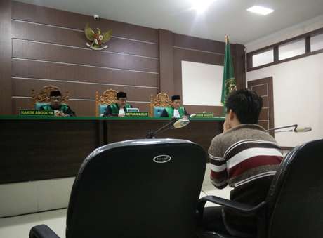Indonésio é sentenciado a levar 85 chibatadas por manter relação homossexual.