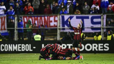 Atlético-PR vence Católica no Chile e garante classificação — Libertadores