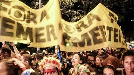 Faixas contra o presidente Temer em bloco de Carnaval em Belo Horizonte; país registrou protestos isolados após divulgação de denúncias