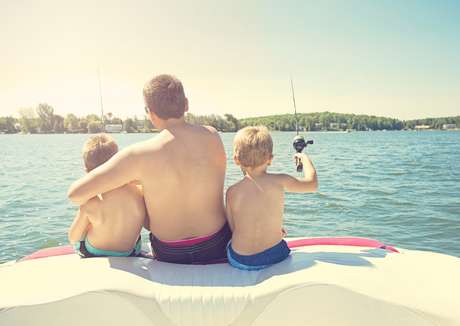 iStock El verano es una buena época para pescar y navegar en familia,