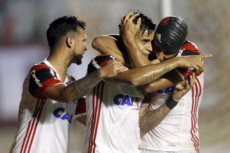 Flamengo passeia no Serra Dourada e vence o Atlético-GO