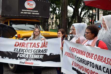 Manifestantes encararam a chuva em Curitiba para pedir diretas já e a renúncia do presidente Michel Temer