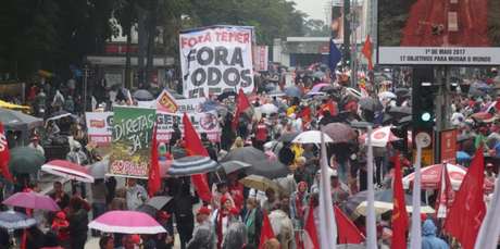 Chuva não impediu que manifestantes tomassem parte da Avenida Paulista para protestar contra o presidente Michel Temer, em São Paulo (SP)