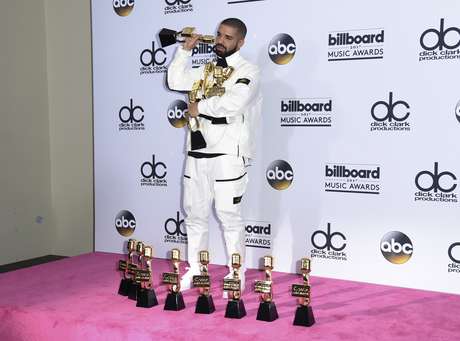 Drake presume sus 13 premios Billboard.