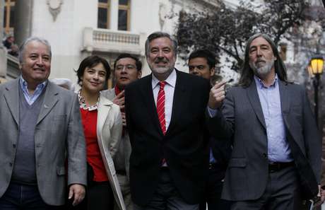 Guillier y Beatriz Sánchez protagonizan duro cruce de declaraciones