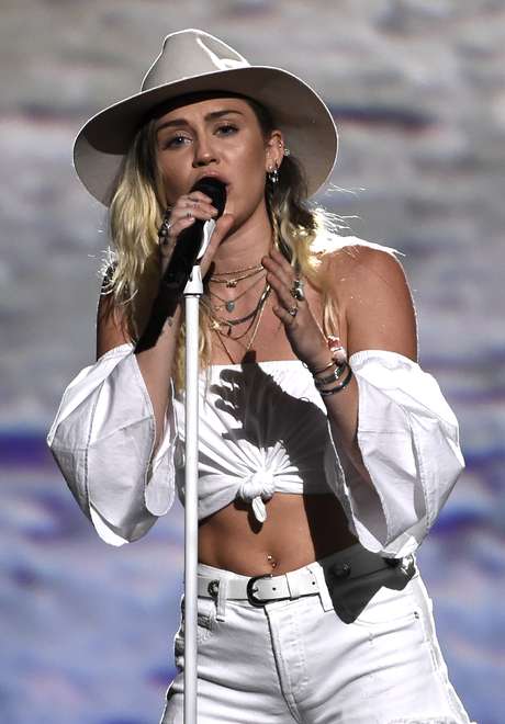 AP Cyrus sobre el escenario del T-Mobile Arena, de Las Vegas.