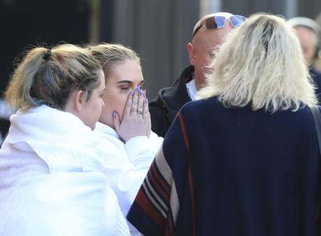 AP Foto/Rui Vieira / AP Una fan sale del hotel Park Inn en Manchester, Inglaterra, martes 23 de mayo de 2017. Veintidós personas murieron en una explosión en la Manchester Arena al finalizar un concierto de Ariana Grande.