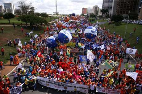 Manifestantes protestam contra as reformas da Previdência, trabalhista, e por eleições diretas.