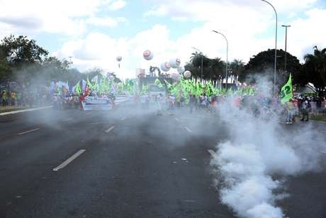 Manifestantes e policiais se enfrentam em protesto na Esplanada