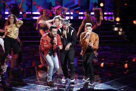 Universal Music Latino Luis Fonsi y Daddy Yankee con Mark Isaiah en final de 'The Voice' 2017.