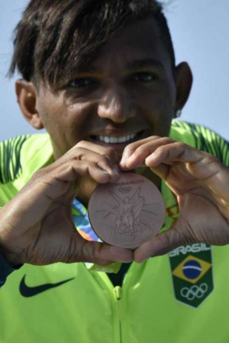 Isaquias conquistou três medalhas na Rio-2016 (Foto: JEFF PACHOUD / AFP) Isaquias conquistou três medalhas na Rio-2016 (Foto: JEFF PACHOUD / AFP)
