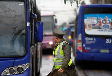 Encapuchados incendian bus del Transantiago en Estación Central