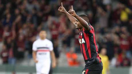 LANCE! Nikão abriu a vitória do Furacão diante do Santinha, na Arena. (Geraldo Bubniak/AGB)