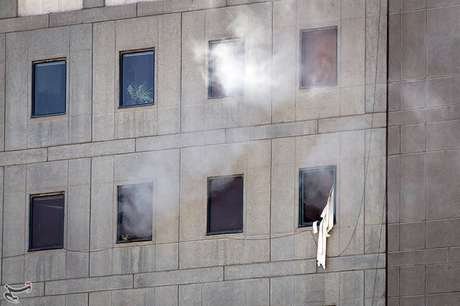 Fumaça pode ser vista de janela do Parlamento iraniano após ataque