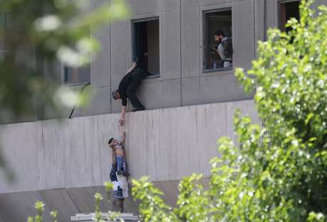 Criança é resgatada do Parlamento iraniano durante ataque de terroristas