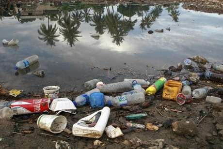 Agência Brasil A poluição provocada pelos plásticos é uma tragédia ambiental global que contamina o solo e os mares