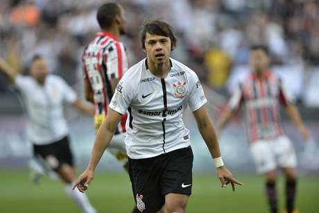 Romero abriu o placar no primeiro tempo na vitória do Corinthians sobre o São Paulo e acabou ovacionado pela torcida ao ser substituído no fim do jogo