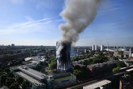 O edifício Grenfell Tower, em Londres, pegou fogo durante a madrugada desta quarta-feira