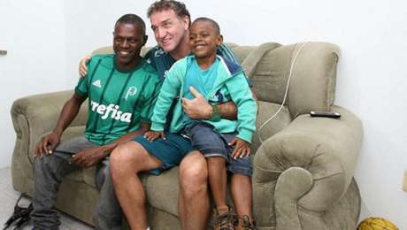 Cuca com Renê e Davi na nova casa do amigo, em Salvador (Foto: Divulgação/Palmeiras) Cuca com Renê e Davi na nova casa do amigo, em Salvador (Foto: Divulgação/Palmeiras)