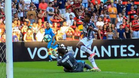 LANCE! Wendel na disputa com Thiago (J Ricardo/ Agência Freelancer)