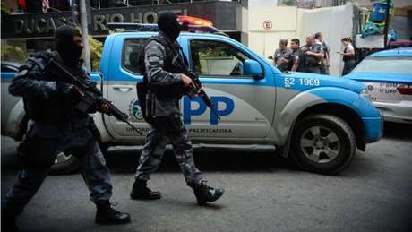Idosa é atingida por bala perdida durante tiroteio no Morro do Juramento