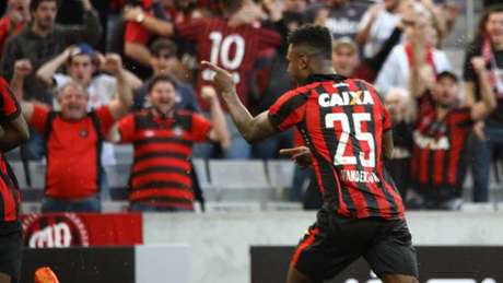 Wanderson abriu a goleada diante do Vitória e marcou o segundo gol seguido pelo Furacão. (Guilherme Artigas/Fotoarena)