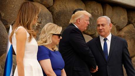 Trump cumprimenta o premiê israelense Binyamin Netanyahu, durante visita a Jerusalém Trump cumprimenta o premiê israelense Binyamin Netanyahu, durante visita a Jerusalém