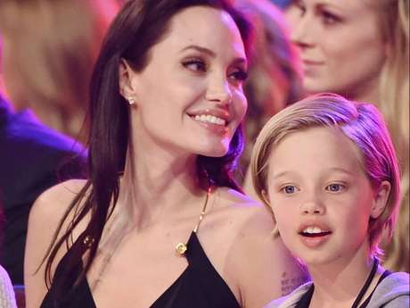 Shiloh, de 11 anos, filha de Angelina Jolie e Brad Pitt, começou o tratamento para mudança de sexo