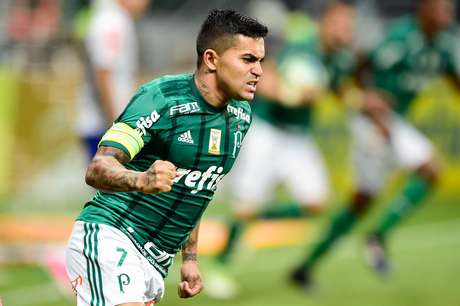 Dudu, jogador do Palmeiras, comemora seu gol 