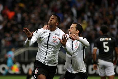 Jô comemora com Rodriguinho o gol que anotou e acabou decretando a vitória de 1 a 0 do Corinthians sobre o Botafogo, em Itaquera