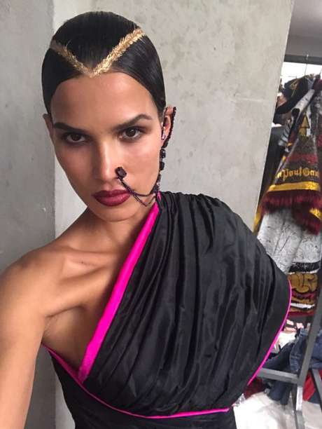 Raica Oliveira no backstage de Jean Paul Gaultier (Foto: Divulgação/Joy Models) Raica Oliveira no backstage de Jean Paul Gaultier (Foto: Divulgação/Joy Models)