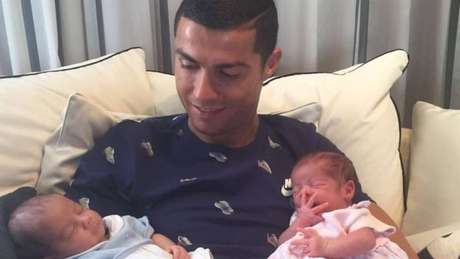 Cristiano Ronaldo mostra parte de sua vida privada no Instagram, mas também vende sua imagem para anúncios publicitários Cristiano Ronaldo mostra parte de sua vida privada no Instagram, mas também vende sua imagem para anúncios publicitários