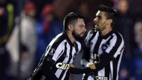 João Paulo marcou o primeiro gol com a camisa do Botafogo dentro do Uruguai (Foto: AFP)