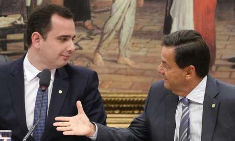 Relator da CCJ para denúncia contra Temer, deputado Sergio Zveiter (à direita) e o presidente da CCJ, Rodrigo Pacheco
10/07/2017
REUTERS/Adriano Machado