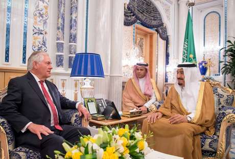 Rei da Arábia Saudita, Salman bin Abdulaziz Al Saud, durante encontro com secretário de Estado norte-americano, Rex Tillerson, em Jeddah Saudi Press Agency/via REUTERS