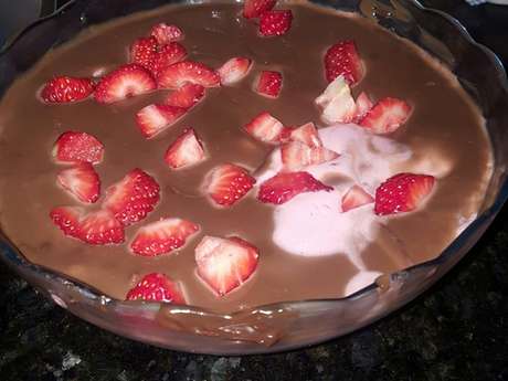 Ruth Monielly / TudoGostoso Mousse de morango da fruta com chocolate