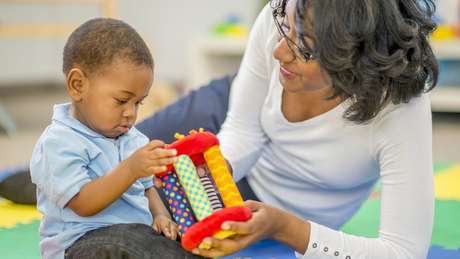 Mãe e filho brincando