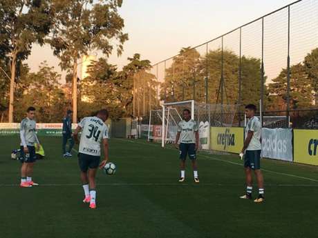Deyverson, com a camisa 34, bate bola com os novos colegas após o treino - Foto: Fellipe Lucena Deyverson, com a camisa 34, bate bola com os novos colegas após o treino - Foto: Fellipe Lucena