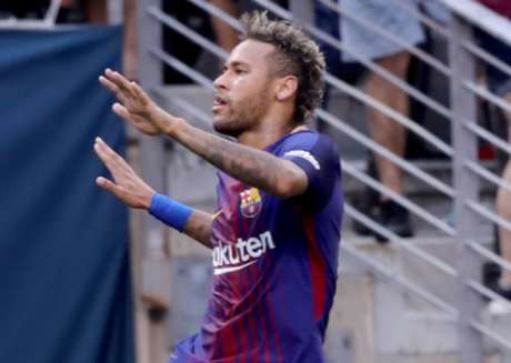 Neymar sai na mão com jogador do Barcelona Neymar sai na mão com jogador do Barcelona