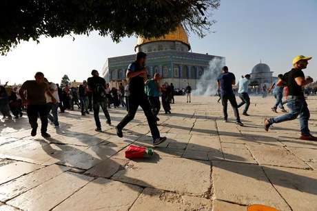 Palestinos reagem a granadas de atordoamento no complexo conhecido como Santuário Nobre pelos muçulmanos e Monte do Templo pelos judeus
27/07/2017
REUTERS/Muammar Awad