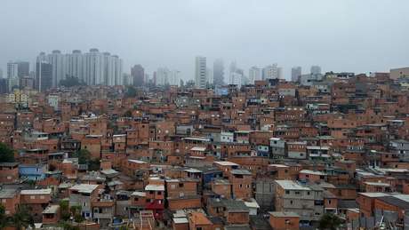 Paraisópolis, segunda maior favela de São Paulo, é vizinha de área nobre