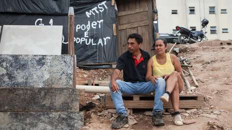 Pedreiro diz que criar dois filhos com um salário mínimo é um jogo de escolhas - 'Você deixa de cortar o cabelo para comer'