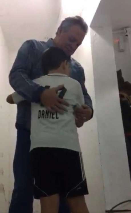 Abel Braga e Daniel: treinador recebeu o carinho da torcida da Ponte Preta (Foto: Frame/Divulgação) Abel Braga e Daniel: treinador recebeu o carinho da torcida da Ponte Preta (Foto: Frame/Divulgação)